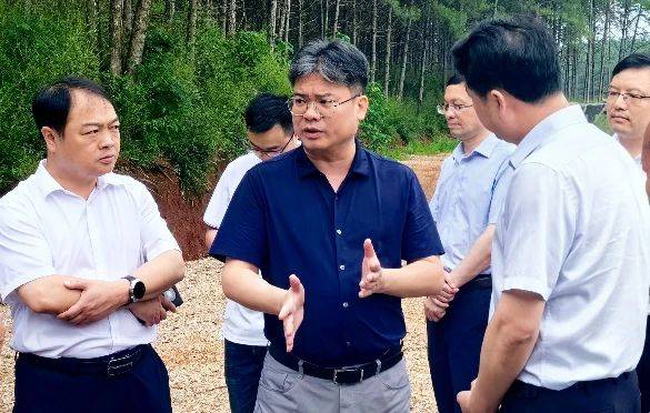 县委常委,县委办主任李辉,副县长罗成文及相关部门负责人