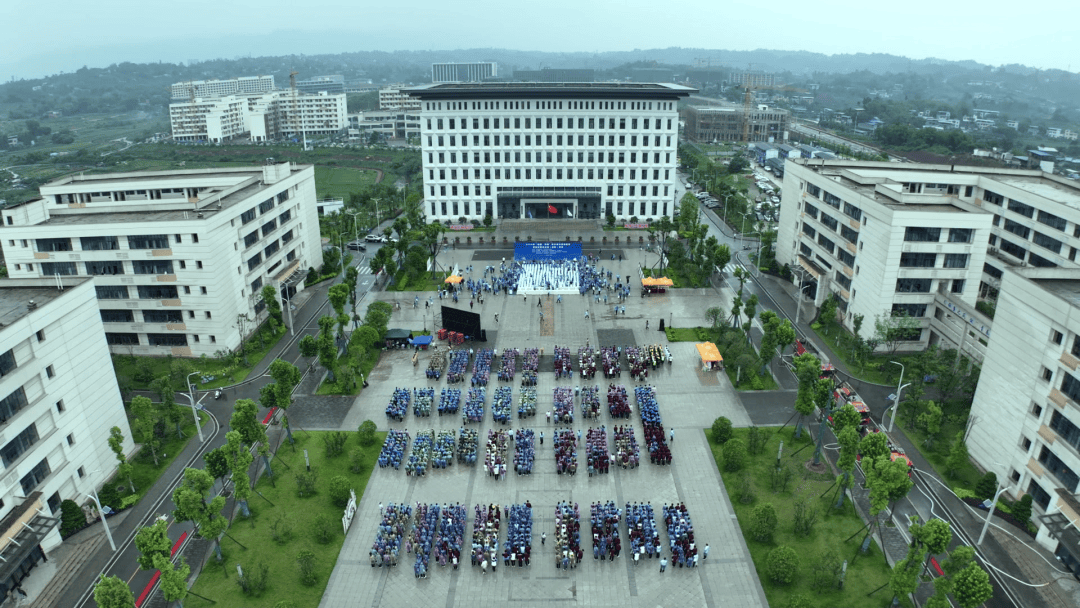 重庆市永川职业教育中心某班老师在授课过程中感觉到明显震感,立即向