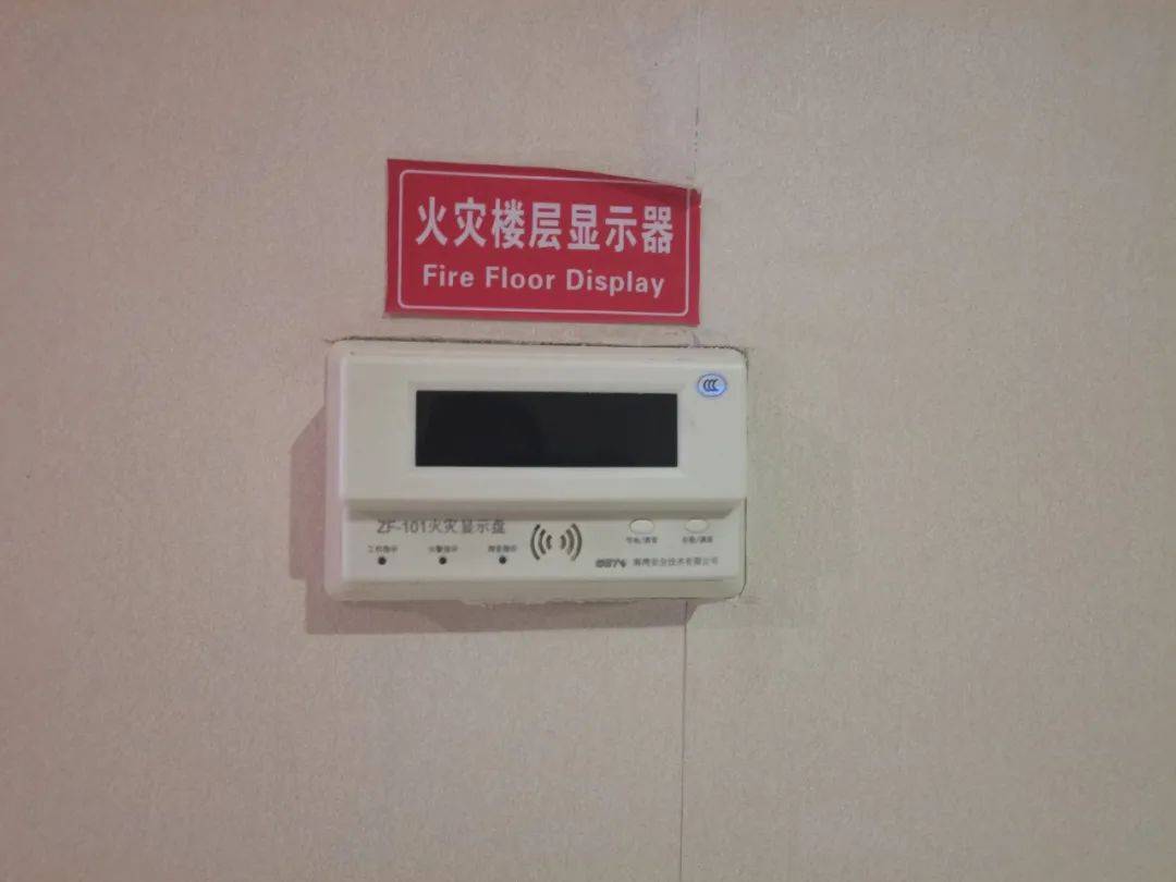 1,防火巡查,检查档案填写不规范;2,两个过滤式消防自救呼吸器已过期;3