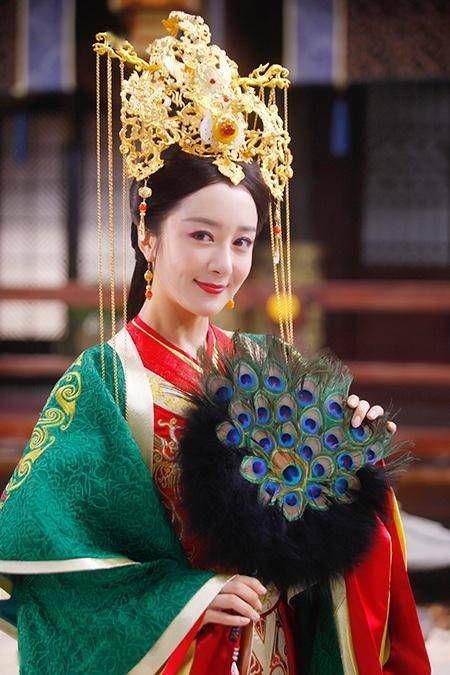 她曾是"古装第一美人",被狗咬毁容后,40岁靠演恶毒女配翻身_李依晓