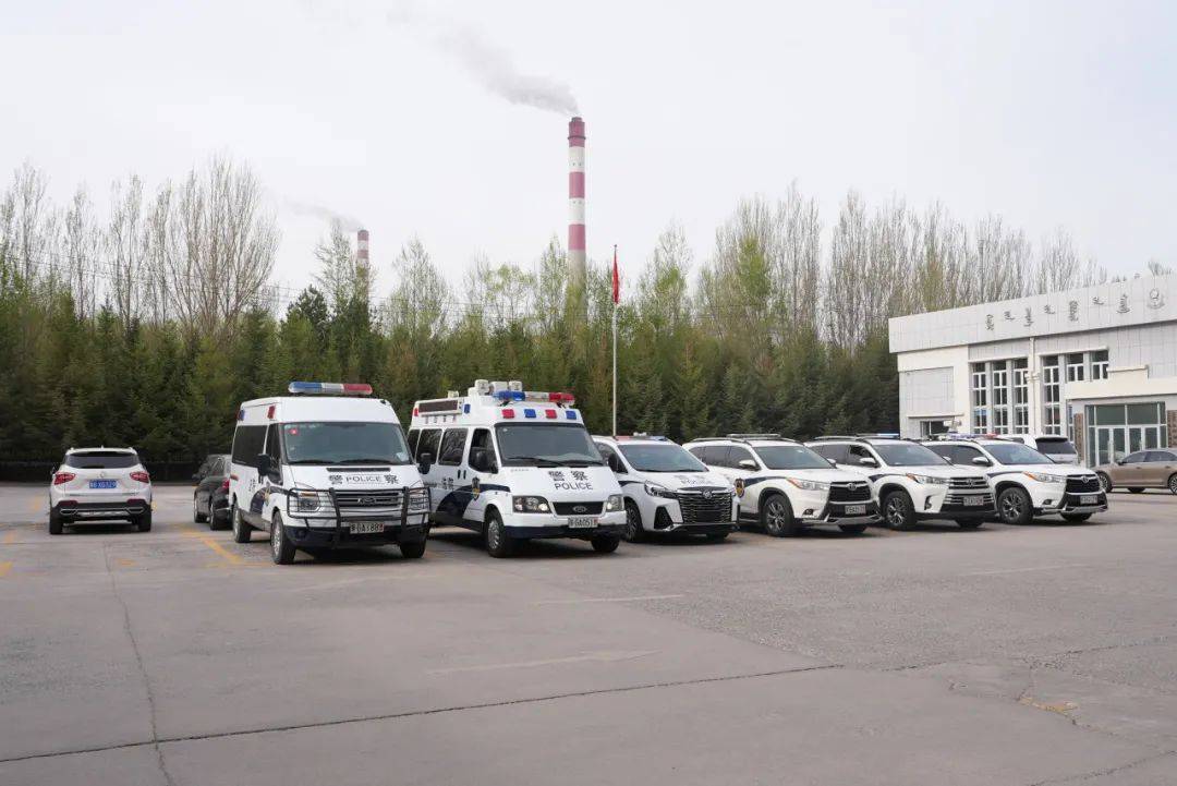 上午7点30分,随着执行局长一声令下,执行干警闻令而动,分别奔赴执行