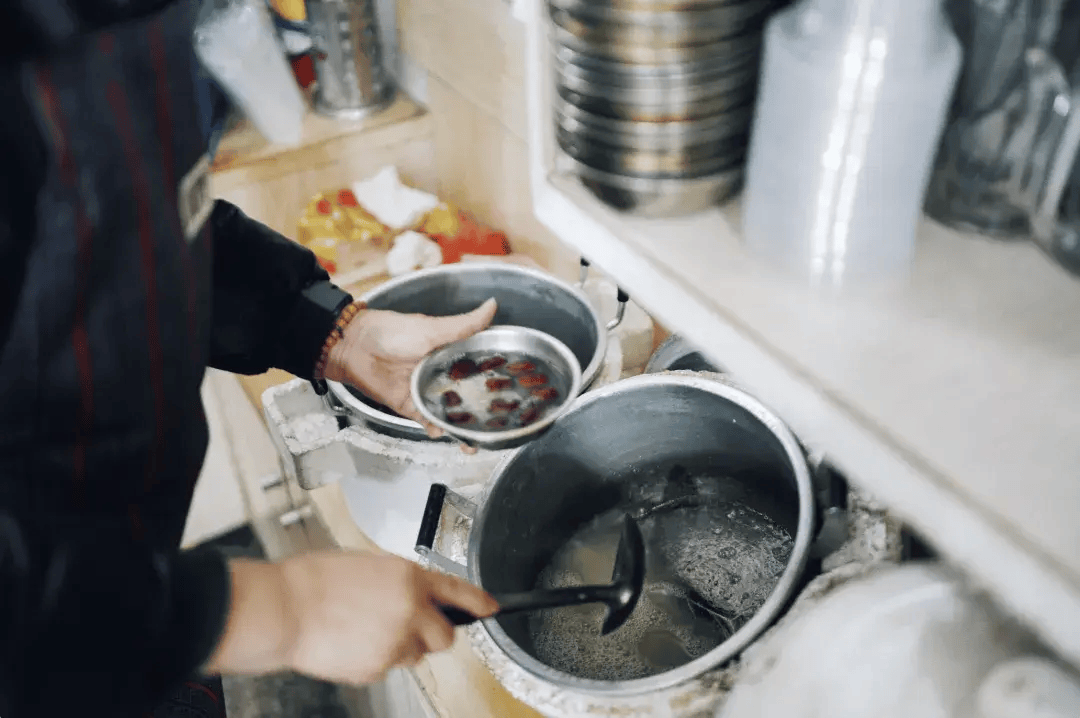 很难得哦,这种老式甜品铺的糖水甜度适中,真就像家庭料理一样,透着一