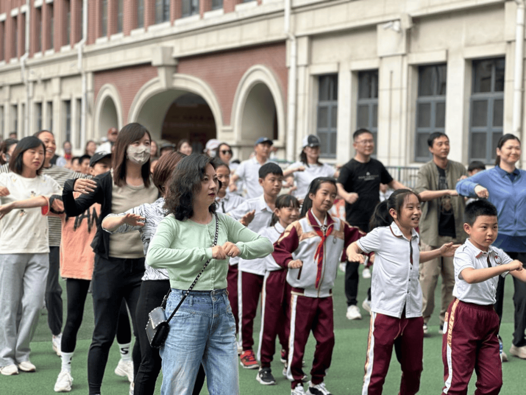 4月春光明媚,万全小学兴安路校区举行了一场别开生面的亲子运动会,由