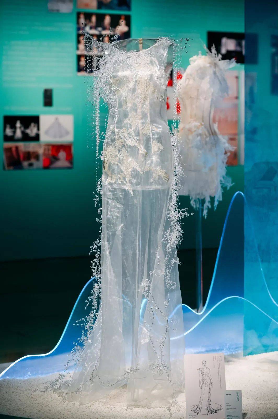 设计师兰玉:"诗韵霓裳"让诗词化身高级定制_苏绣_展览_中国美术馆