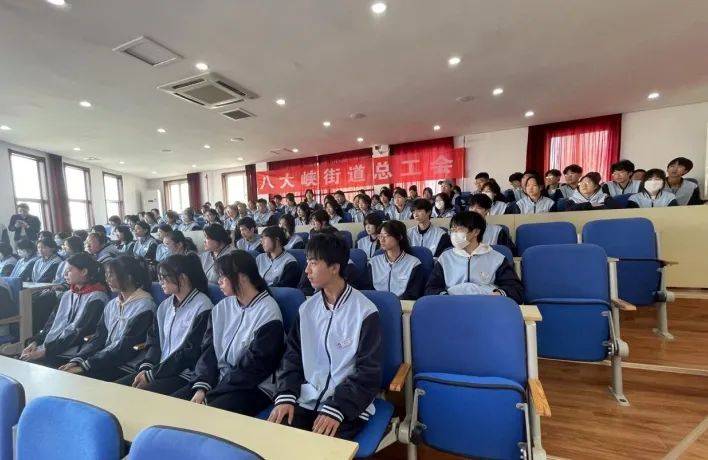 邀请全国劳动模范王炳交走进青岛商务学校,与100多名师生齐聚一堂