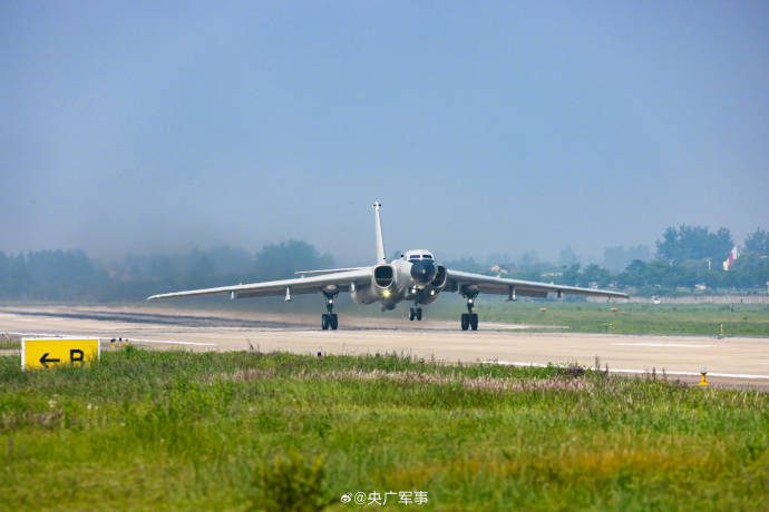 高清大图!"战神"轰-6k多区域飞行训练