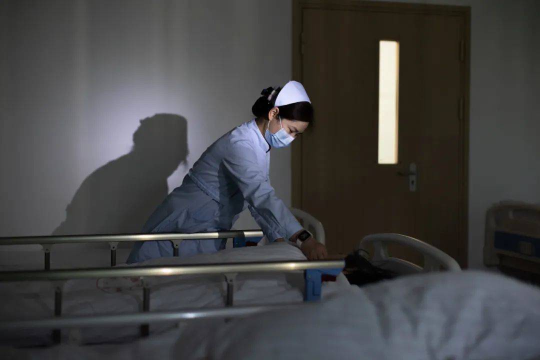 说明:夜深人静时,巡视病房的护士身影仍然闪动.