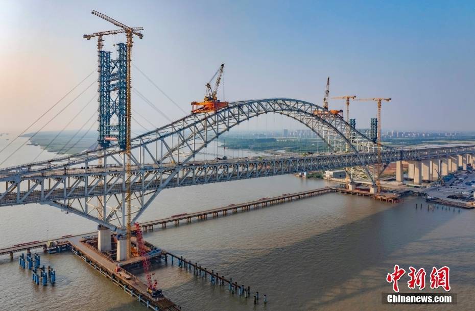 常泰长江大桥建设稳步推进展"雄姿"