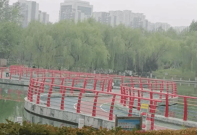 黄山广场黄山广场地处邹平黄山南侧,登山可瞰全城,入城可仰山景,山城