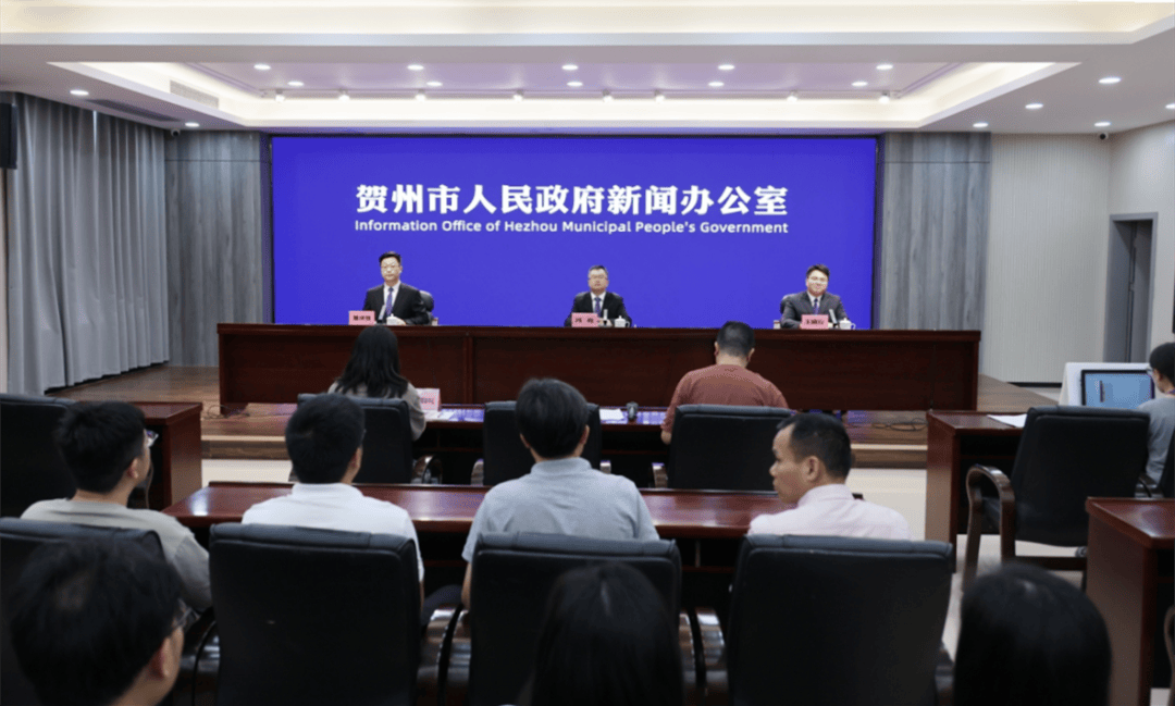 贺州市林业局牢固树立"绿水青山就是金山银山"理念,在市委,市政府的