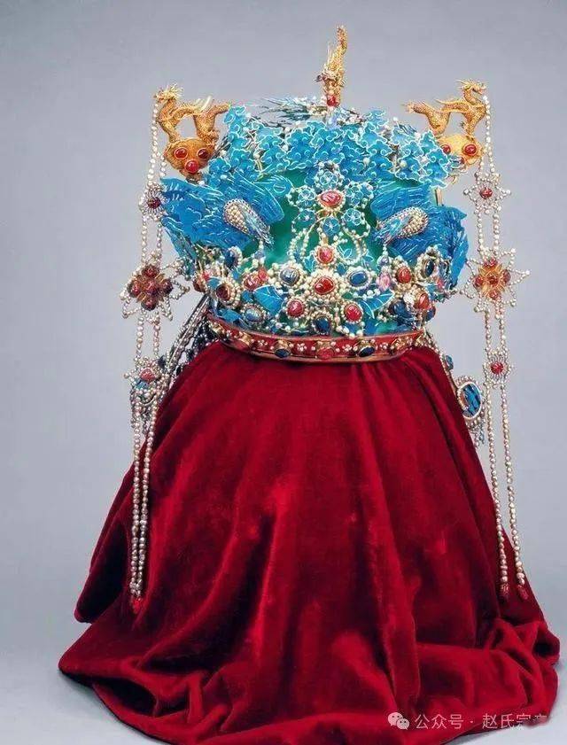 然而在四百多年前,这顶凤冠却是尊贵的象征.