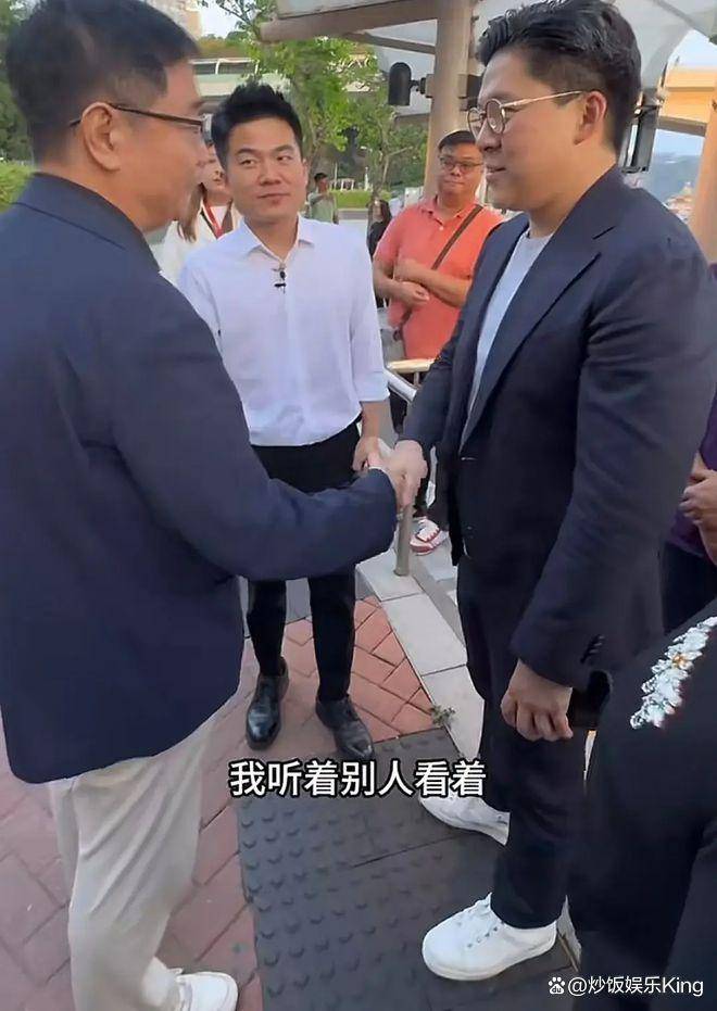 董宇辉与霍启刚香港欢聚!双方热情握手互加微信,郭晶晶陪同接待