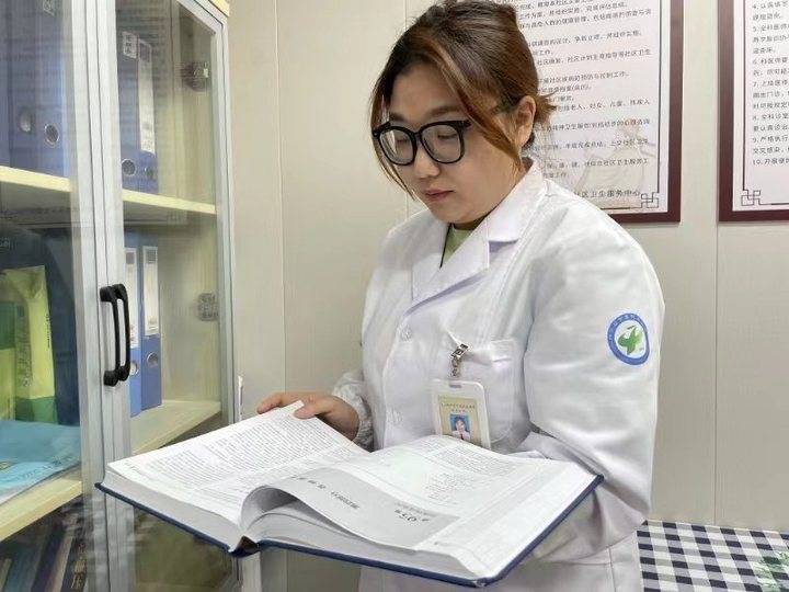 90后姑娘成社区医院"网红",一大批"老年粉丝"为她点赞_徐颖_老人_小徐