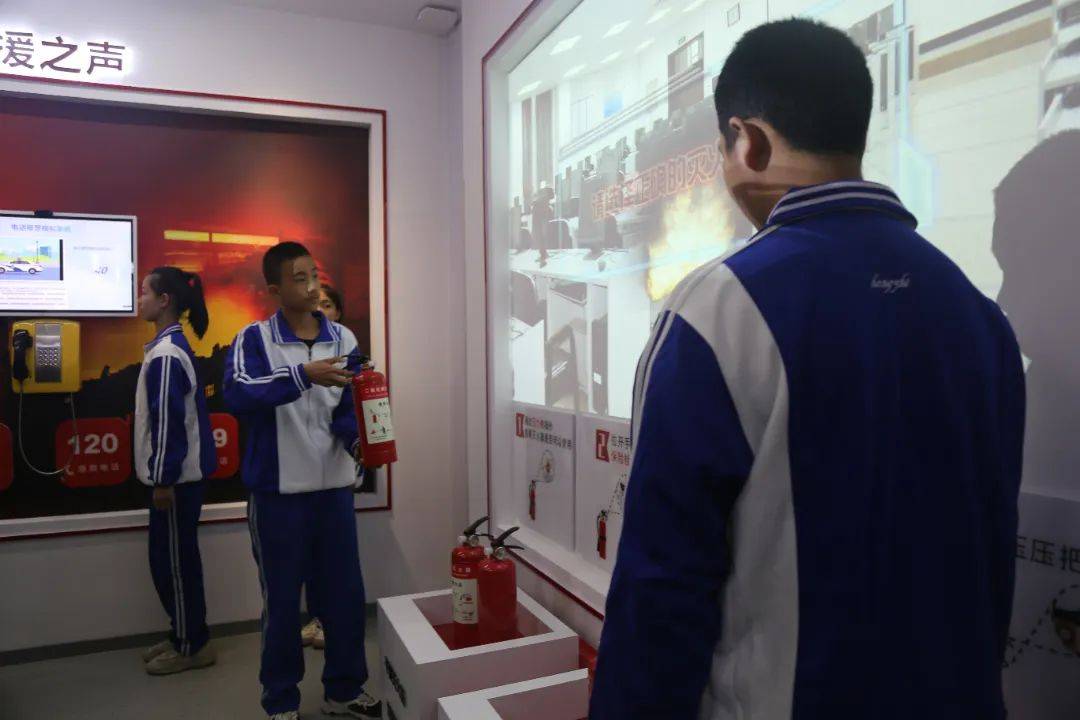 左右滑动查看更多与会代表在阿荣旗复兴中学现场观摩了试点演练和"