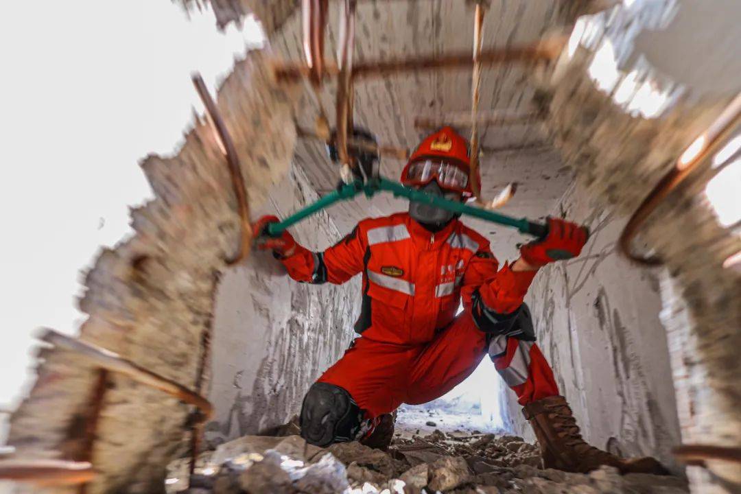 武警逆行冲锋的身影,哪一幕最让你动容_生命_救援_训练