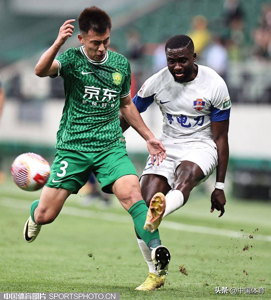 梅州客家队鲁尼边线传球梅州客家队莫里斯过人中国体育讯 5月11日晚