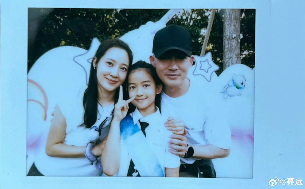 聂远为10岁大女儿庆生,一家四口同框好温馨,俩女儿像妈妈秦子越
