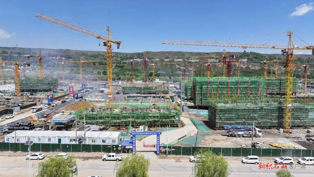 积石山县吹麻滩镇城西片区灾后恢复重建集中安置点建设项目首栋楼房