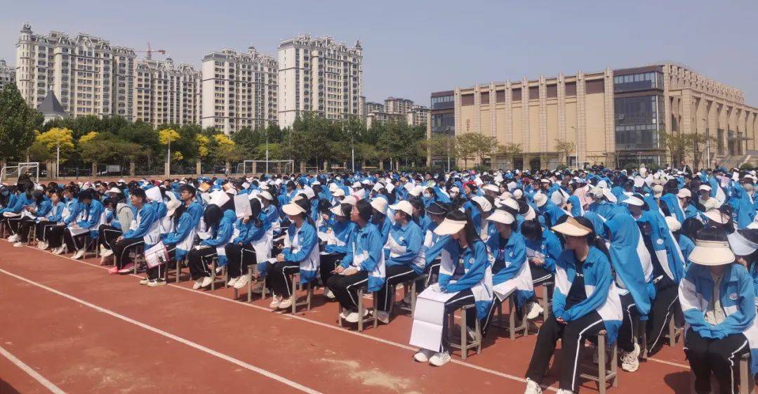 5月6日,在金乡一中大型田径场举办了一场由北师