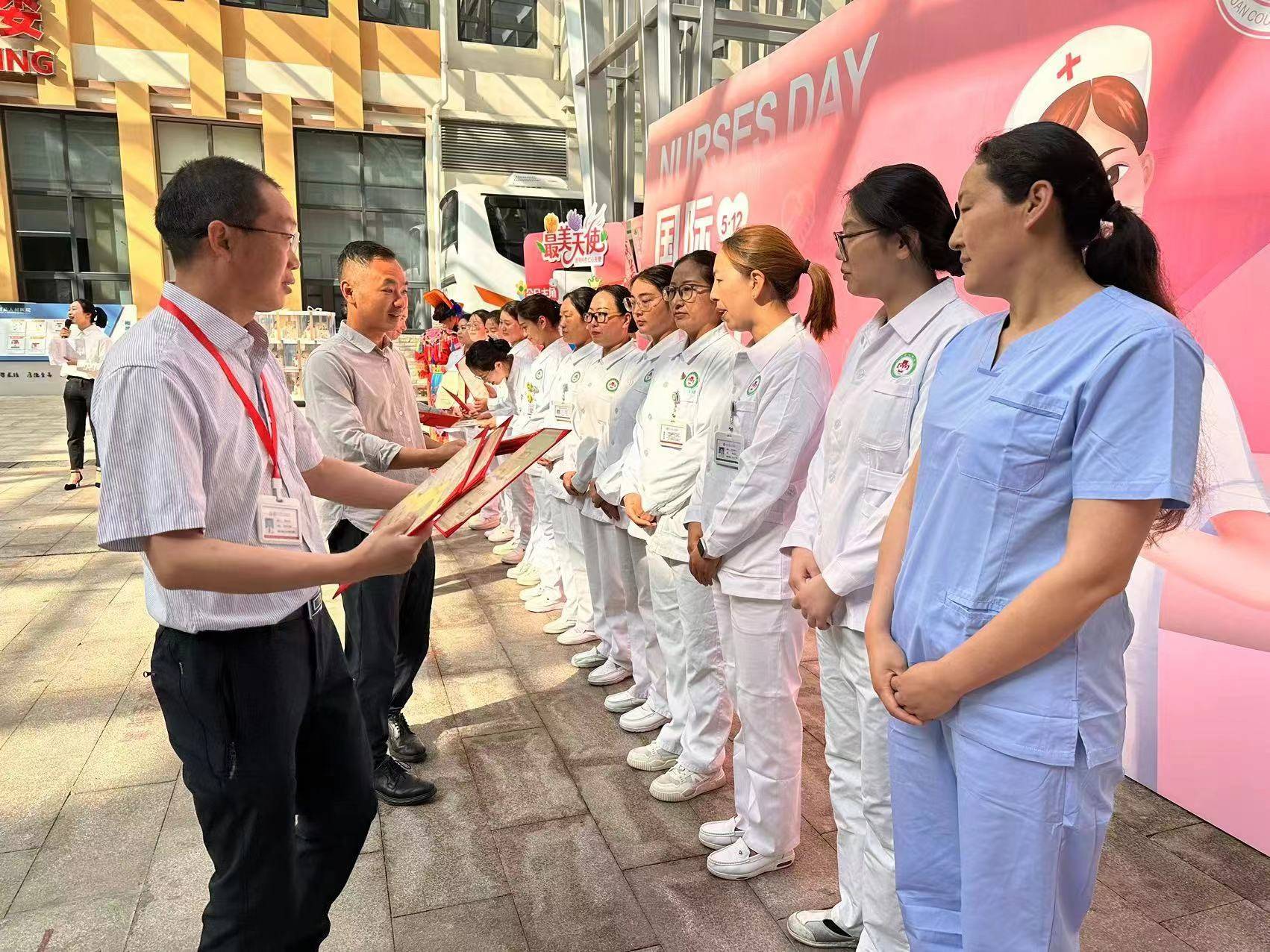 汶川地震护士图片