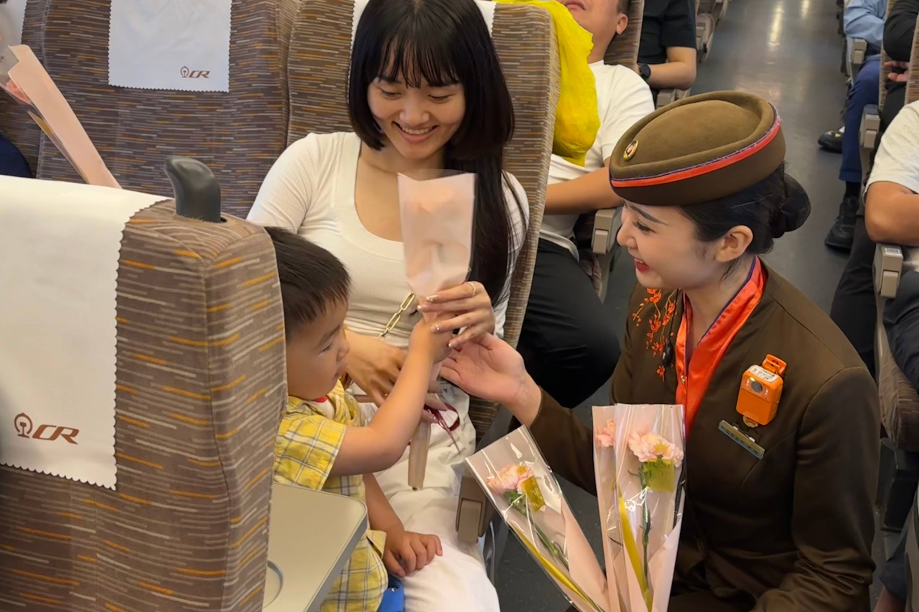 感恩母亲节 武汉客运段乘务组车厢开启"宠妈"模式