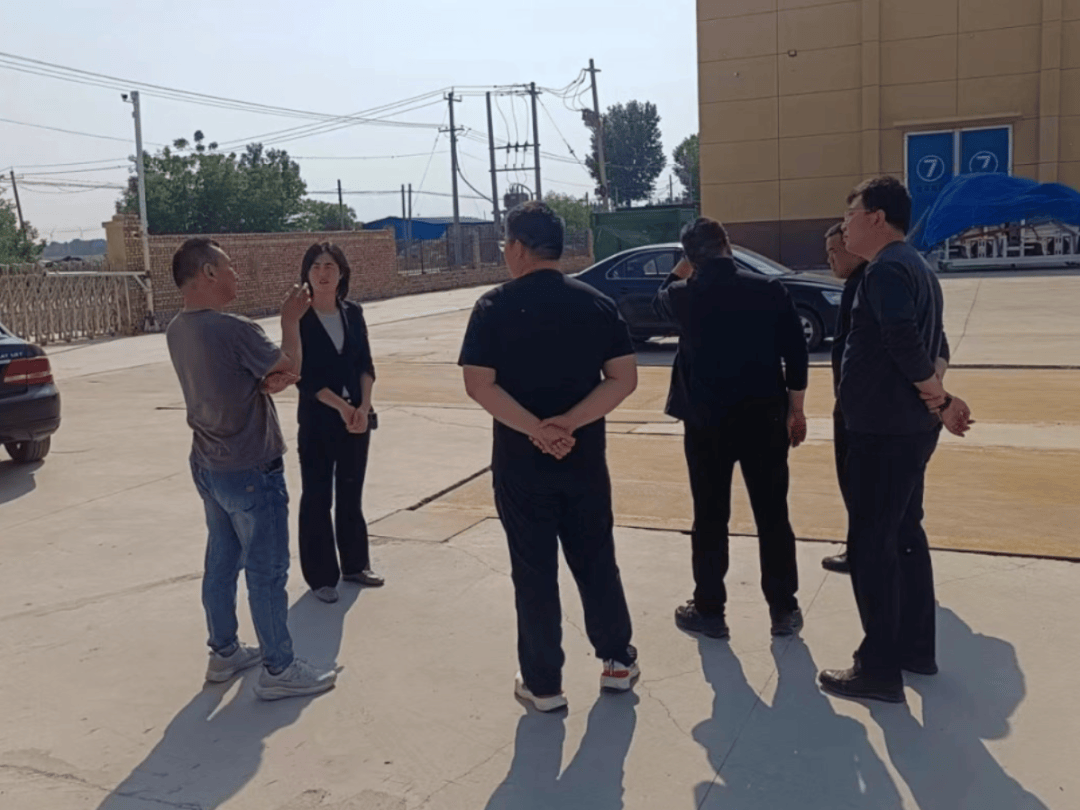 5月7日,镇党委副书记,镇长程静静带队到散粮平房仓查看项目运转情况.