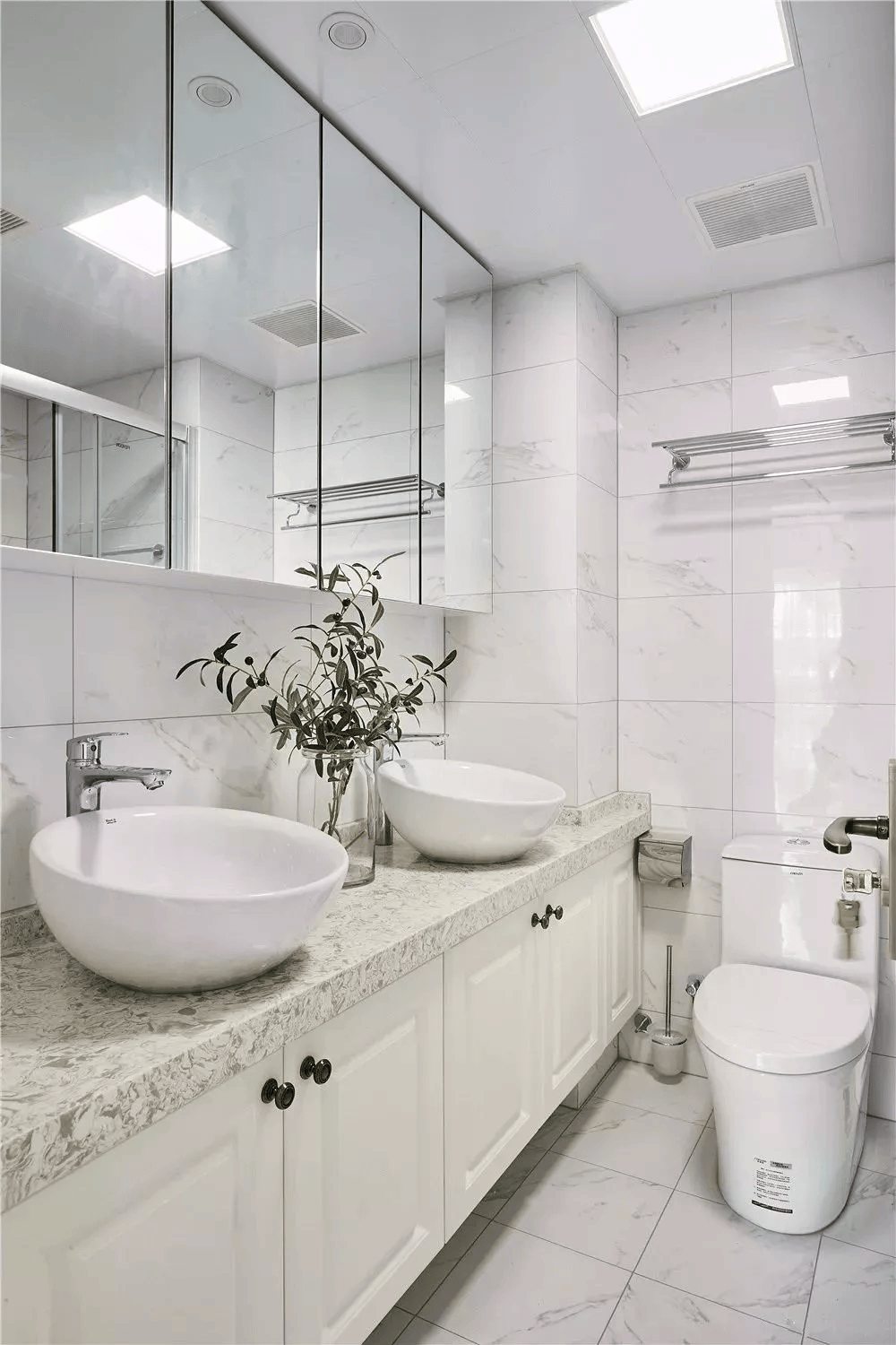 若再融入镜柜及周边的开放式格子设计,对小户型而言则更为理想.