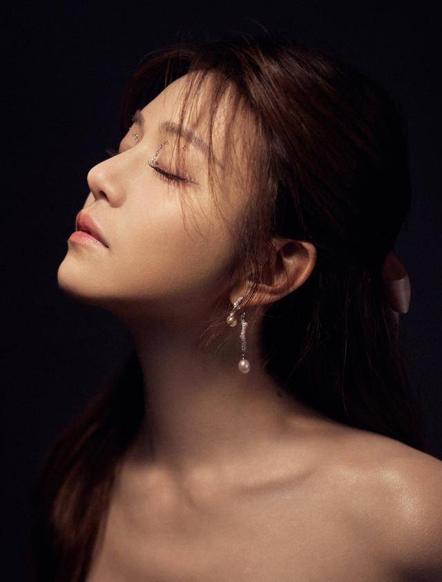 陈妍希粉色薄纱抹胸礼服裙,轻纱飞舞浪漫唯美,花苞裙摆灵动飘逸