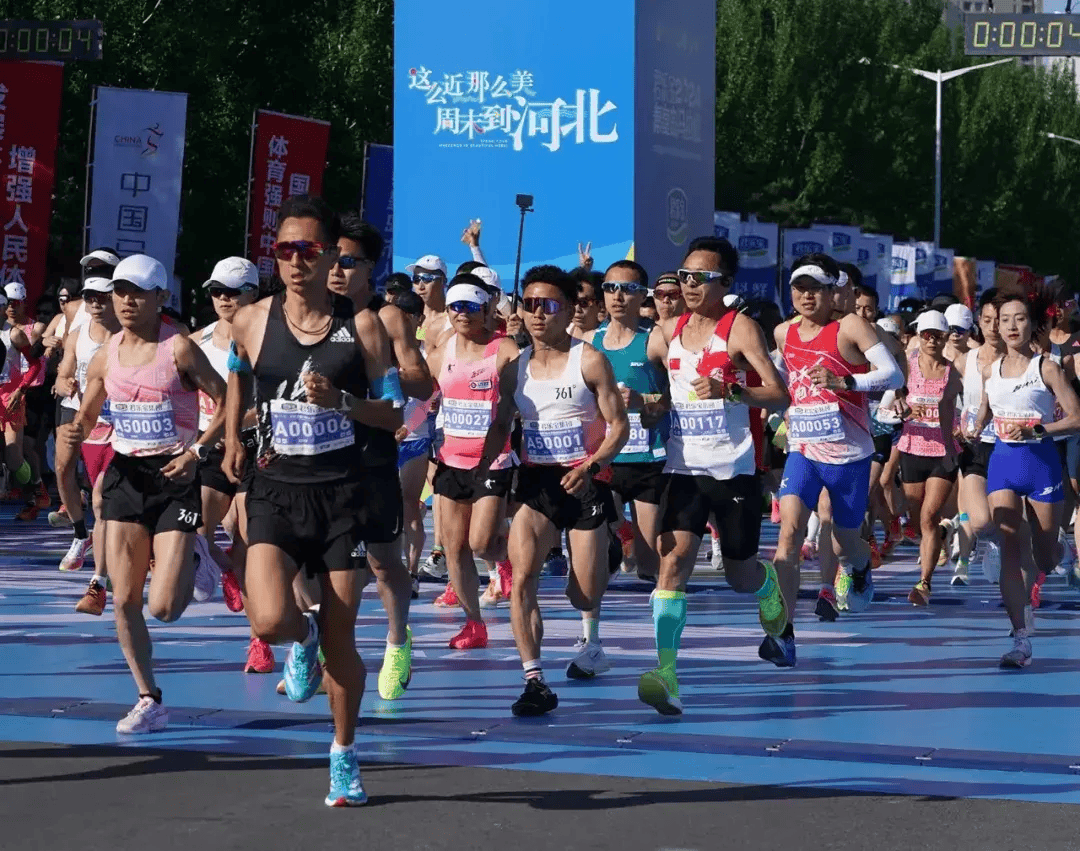 君乐宝2024秦皇岛马拉松鸣枪开赛 管油胜,姚玉舟分获男子,女子冠军