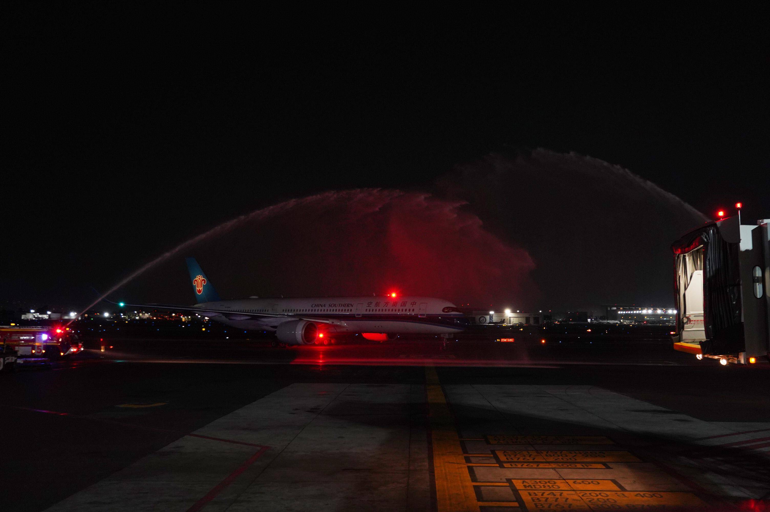 深圳—墨西哥城直飞航班降落在墨首都墨西哥城贝尼托·华雷斯国际机场