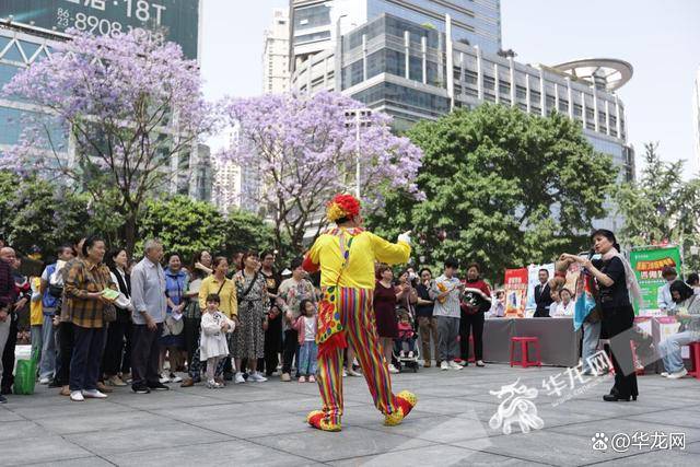 ""有毒有害选红桶,易腐易烂选绿桶,要卖钱的选蓝桶.