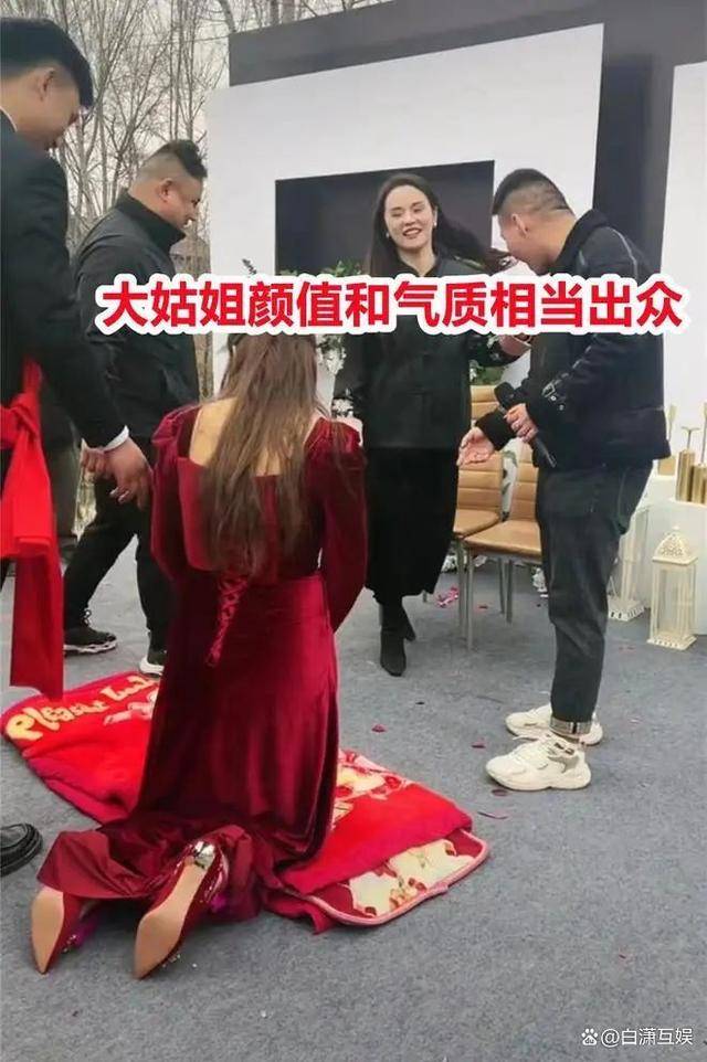 山东婚礼上新人给姐夫行大礼,磕一个头给6万,大姑姐颜值成亮点