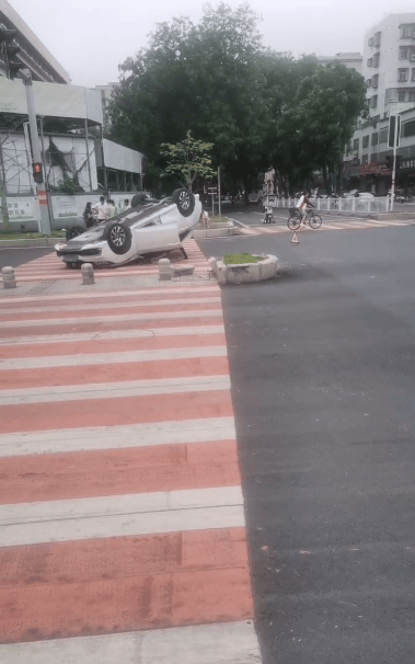 翻车现场!揭阳淡浦路一轿车撞上石墩"四脚朝天",现场._路口_生活_网友