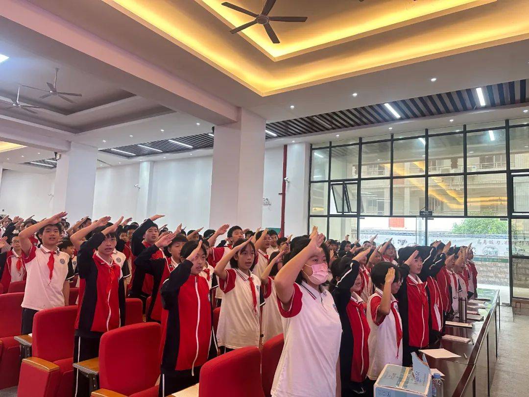 学生们身着整齐的校服,庄严肃立,用嘹亮的歌声表达对祖国的热爱与敬意