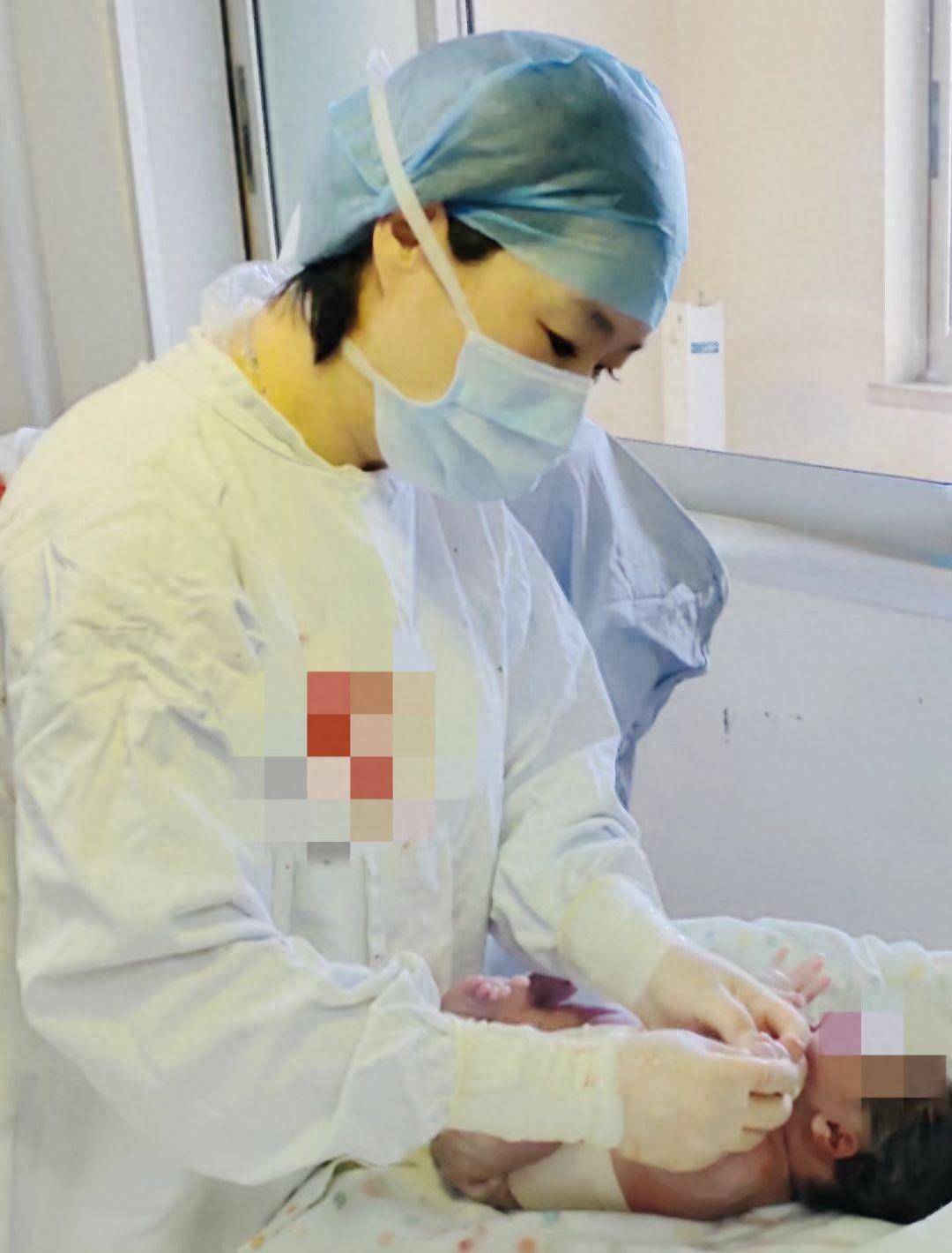她,见证了3000多个闵行宝宝的诞生;她,手足无措_母亲_患者_吴晓路