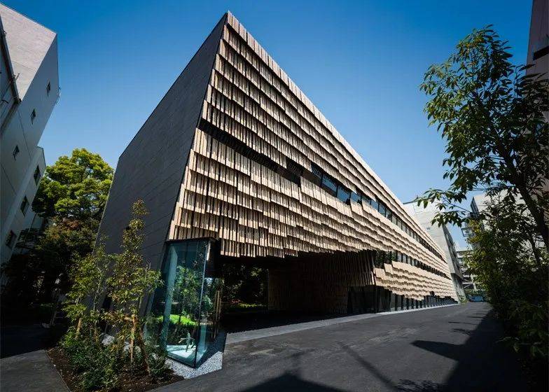 隈研吾建筑设计事务所设计的大和普适计算研究大楼位于东京大学校园内