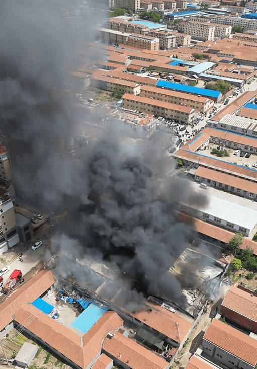 浓烟笼罩!烟台一制衣厂发生火灾火势凶猛,消防回应:无人员伤亡