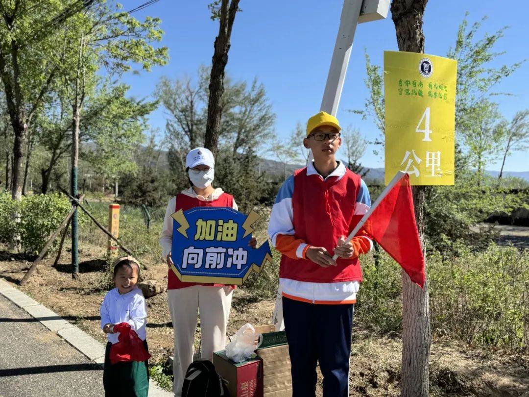 在行进中大家喊出班级口号,唱响励志歌曲,欢声笑语中充满着青春的朝气