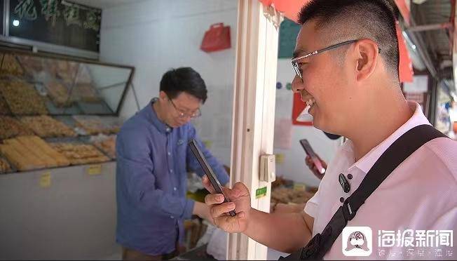 数量比"五一"假期期间少了很多,但锅饼小哥,鸭头小哥等"网红"的门店前