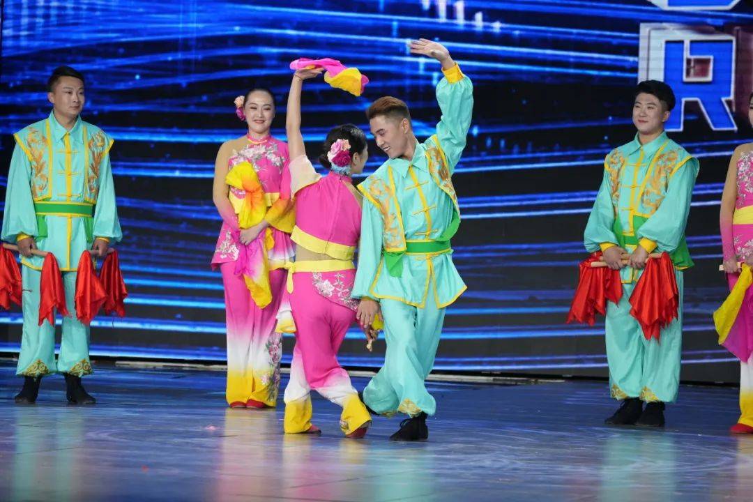 带到了中央电视台茂腔《宝莲灯》"庙遇"选段胶州秧歌《乐翻天》把两项