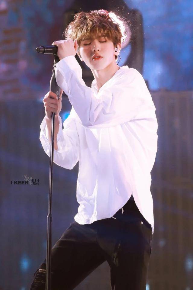 蔡徐坤遭遇情感危机,一夜情后女方怀孕引热议