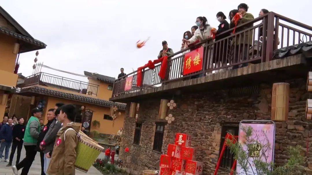 县一品",大力开展阳光体育系列活动;依托九曲度假村得天独厚的自然