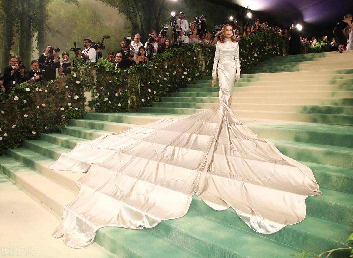 伊莎贝尔·于佩尔这身材,这才是尤物啊!