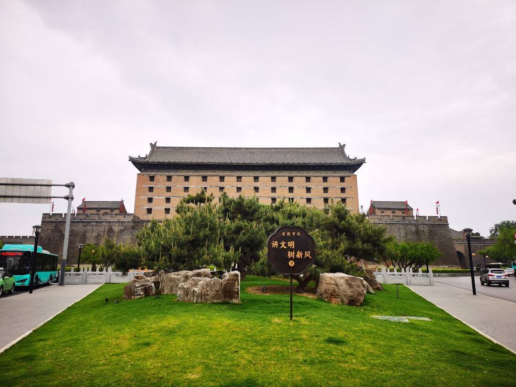 忆往昔 这里响起解放西安第一炮 看今朝 城墙下的慢生活岁月静好_西门