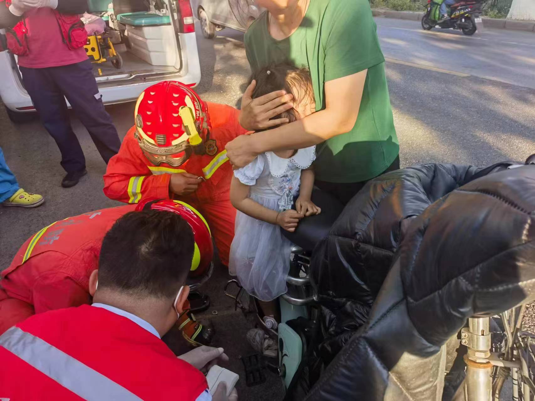 女童右脚被卡电动自行车后轮，大兴消防紧急救援
