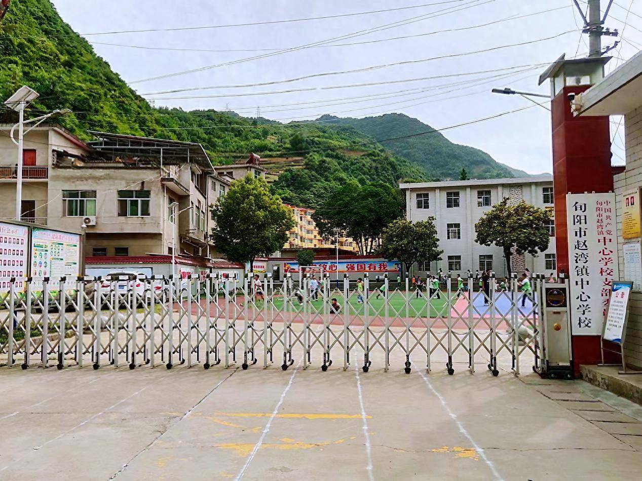 学校位于旬阳市以北35公里,现有教师59人,学生652人.