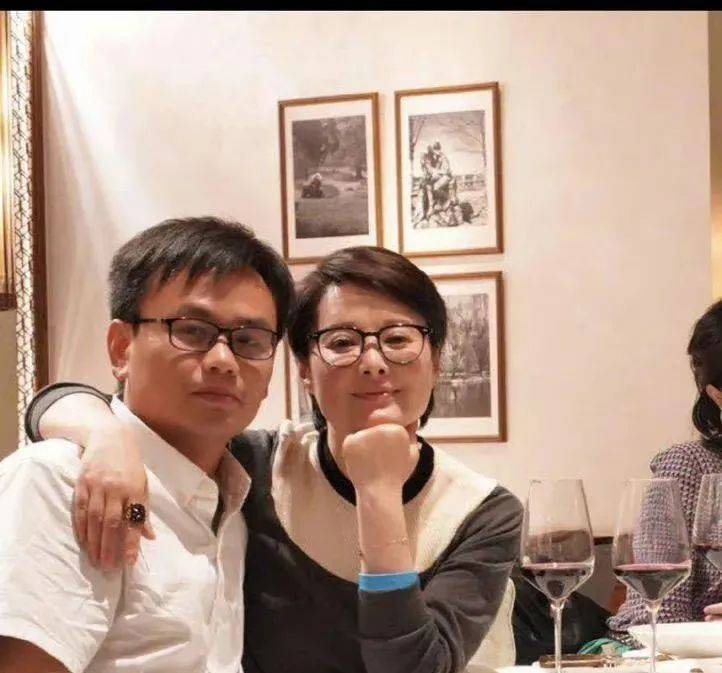 袁立和老公罕见同框,50岁的袁立头发花白气质仍在,小11岁老公比她还显