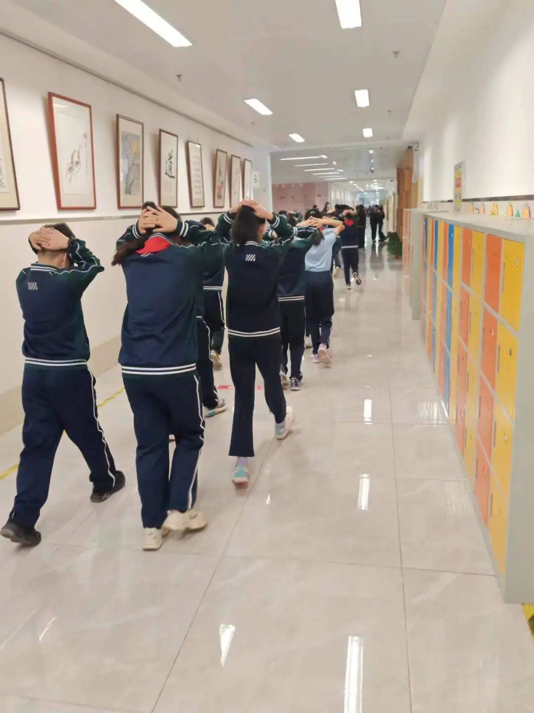 以"练"筑防 临"震"不慌 ——青岛市崂山区育才学校(小学部)开展防震