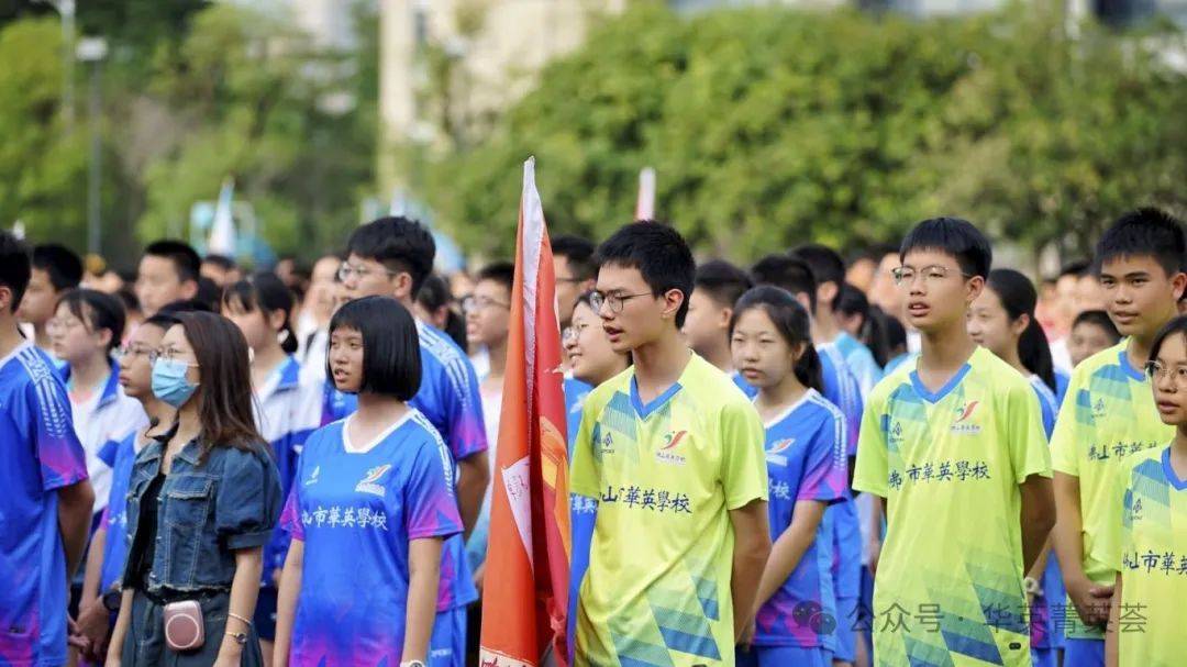 随着开幕式的临近,师生及运动员们纷纷换上队服,步伐整齐划一,气势