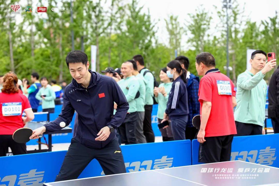 启动仪式上,乒乓球奥运冠军王励勤,阎森,张怡宁,世界冠军张德英,曹燕